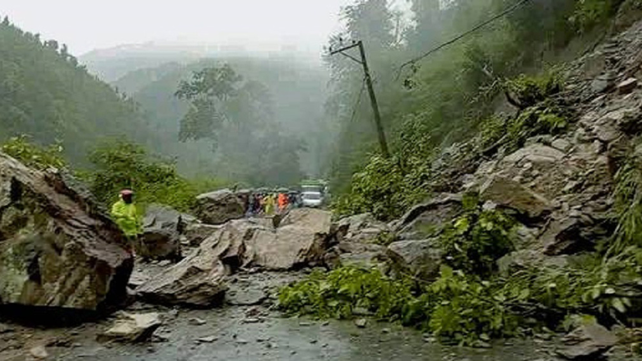 पहिरो र बाढीका कारण देशका विभिन्न राजमार्ग अवरुद्ध
